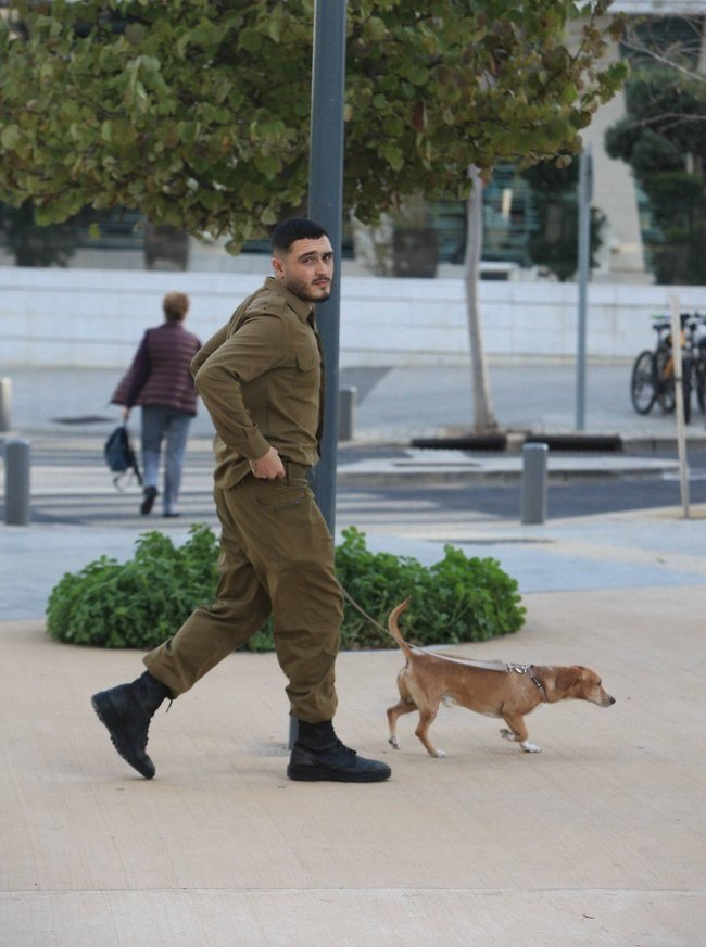 עם החולצה מחוץ למכנסיים (צילום: מוטי לבטון) עם החולצה מחוץ למכנסיים (צילום: מוטי לבטון)