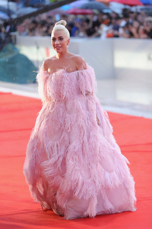 2018 תיזכר כשנת המהפך הסגנוני של ליידי גאגא, שעברה משמלות בשר אדום לשמלות הוט קוטור גרנדיוזיות, כמו שמלת הנוצות הוורודה של ולנטינו שלבשה להקרנת הסרט "כוכב נולד" בפסטיבל ונציה  (צילום: Vittorio Zunino Celotto/GettyimagesIL)