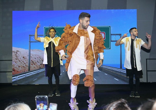 בחליפת דובונים. סטטיק ובן אל בהופעה (צילום: אביב חופי, ראובן שניידר) בחליפת דובונים. סטטיק ובן אל בהופעה (צילום: אביב חופי, ראובן שניידר)