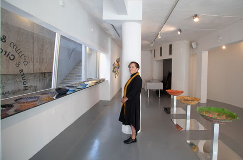 חואני מוקמל בתערוכת היחיד שלה בגלריה ''פריסקופ'' (צילום: רן ארדה)