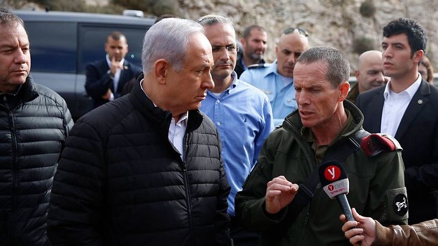 Prime Minister Netanyahu during West Bank visit (Photo: Tomer Appelbaum)