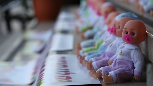 עשרות בובות של תינוקות הונחו על מדרגות בית ז'בוטינסקי בתל אביב במחאה על התנגדות הממשלה להענקת שוויון ללהט