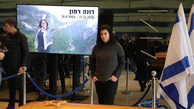 יעל ארד חולקת כבוד אחרון לרונה רמון (צילום: דנה קופל)