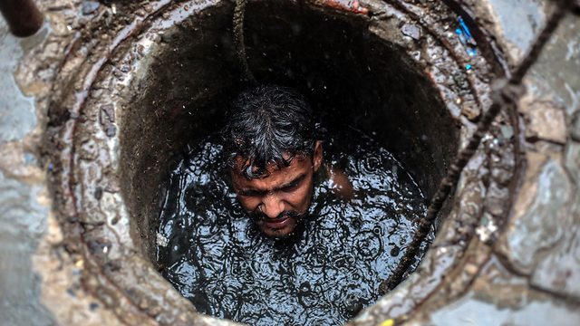 תמונות השנה EPA ג'וני פועל ביוב בן 26 מנקה ביוב ב אוטר פרדש הודו בלי ציוד הגנה (צילום: EPA)