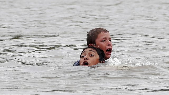 תמונות השנה EPA ילדים מהגרים חוצים נהר בין גואטמלה למקסיקו בדרך ל ארה