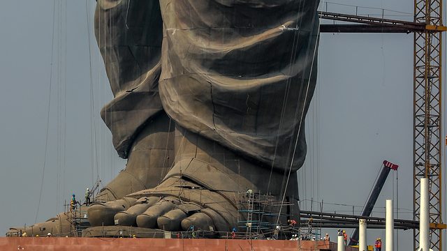 תמונות השנה EPA למרגלות הפסל הגבוה בעולם פסל האחדות ב הודו 182 מטר (צילום: EPA)