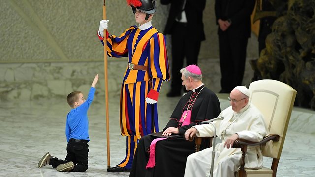 תמונות השנה EPA ילד מתפרץ לבמה אל האפיפיור ב ותיקן (צילום: EPA)
