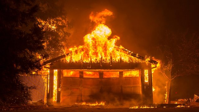 תמונות השנה EPA בית בוער ב שריפת הענק ב צפון קליפורניה ב נובמבר (צילום: EPA)