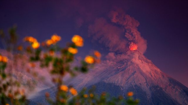 תמונות השנה EPA זריחה ב הר הגעש המתפרץ פואגו ב גואטמלה (צילום: EPA)