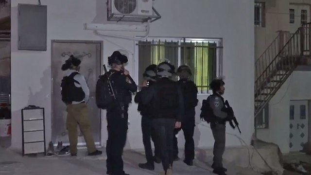 תמונות מתוך סרטון של המשטרה, מעצר חשודים במזרח ירושלים (צילום: דוברות המשטרה)