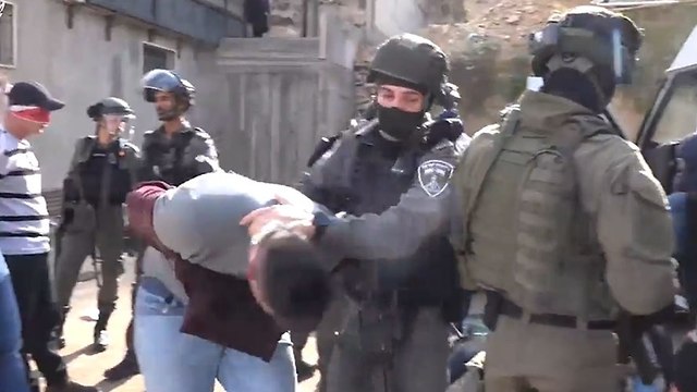 תמונות מתוך סרטון של המשטרה, מעצר חשודים במזרח ירושלים (צילום: דוברות המשטרה)
