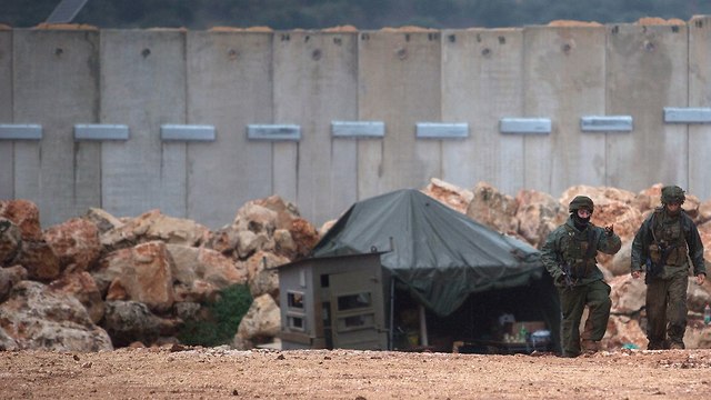 ציוד הנדסי ליד גבול לבנון מבצע מגן צפוני (צילום: AP)