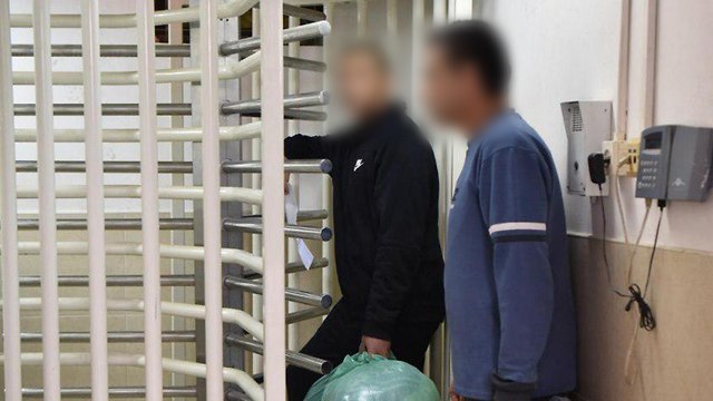 שחרור אסירים הבוקר בבית סוהר מעשיהו (צילום: דוברות שב