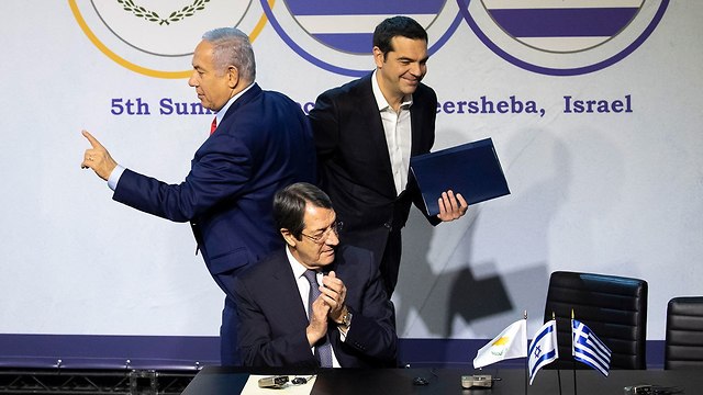 ראש הממשלה בנימין נתניהו עם ראש ממשלת יוון אלכסיס ציפראס ונשיא קפריסין ניקוס אנסטסיאדיס  (צילום: EPA)