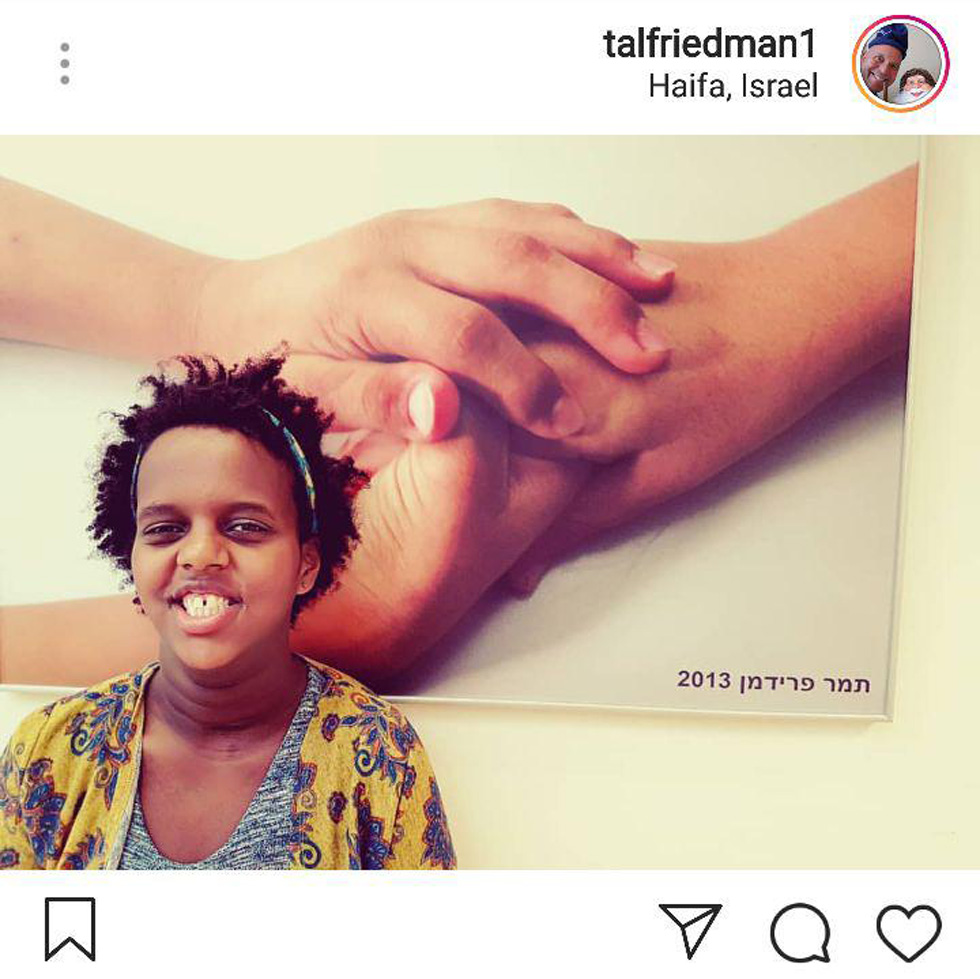  Тамар со своей работой на выставке. Фото: Instagram