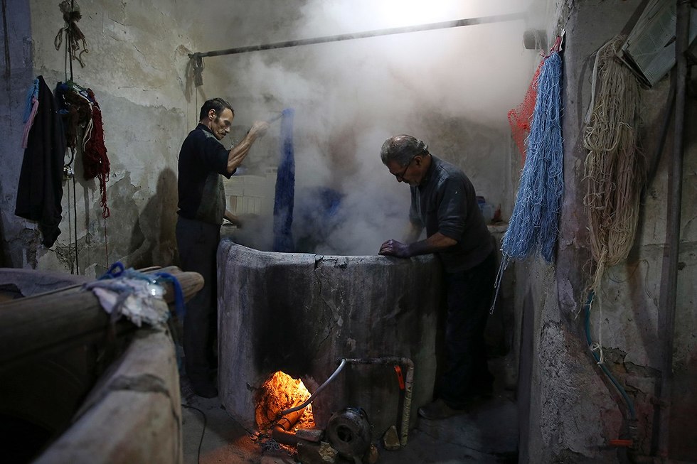 ייצור שטיחים פרסיים ב איראן תעשייה בסכנה בגלל הסנקציות  (צילום: AP)