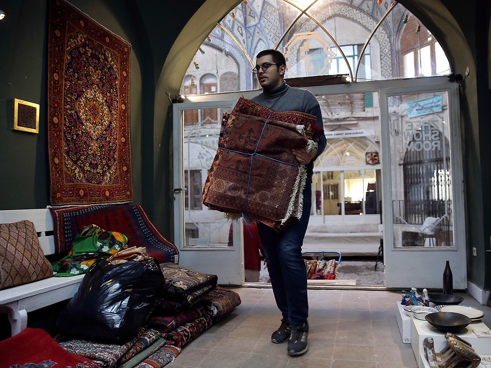 ייצור שטיחים פרסיים ב איראן תעשייה בסכנה בגלל הסנקציות  (צילום: AP)