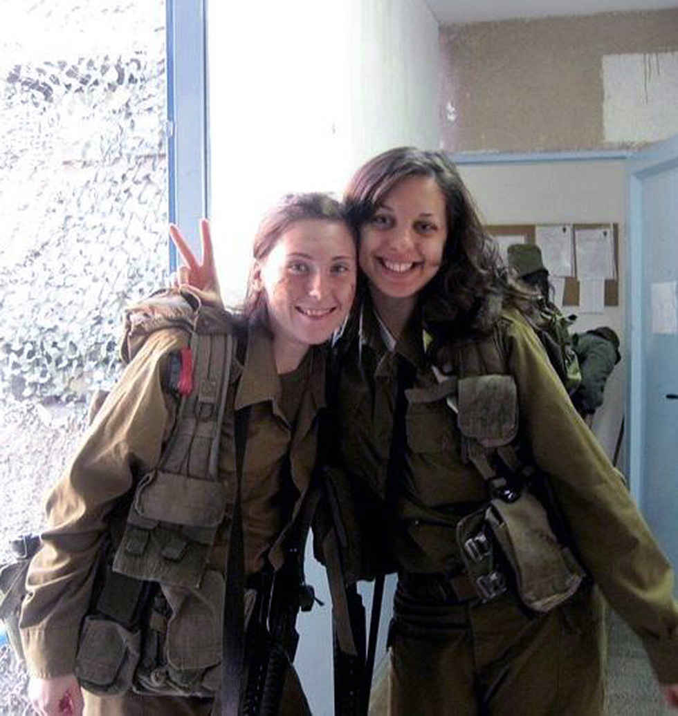 Арина с армейской подругой. Фото из личного архива
