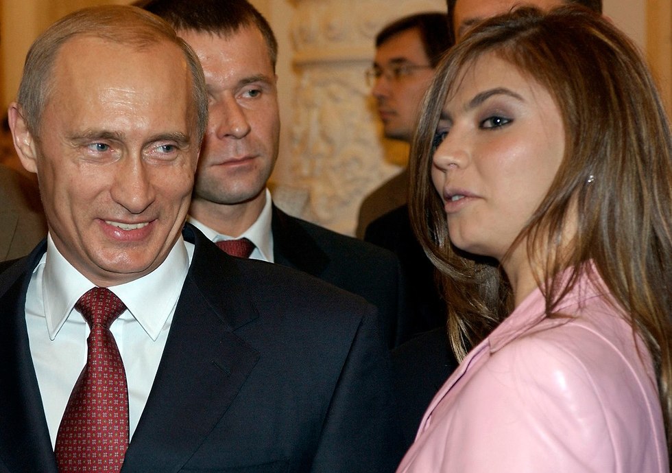ולדימיר פוטין עם מתעמלת אלינה קבייבה (צילום: AP)