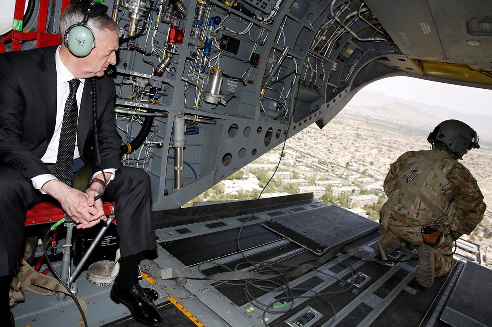 מזכיר ההגנה מאטיס בביקור באפגניסטן בשנת 2017 (צילום: רויטרס)