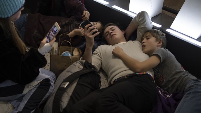 נוסעים בנמל התעופה גטוויק שהושבת (צילום: Getty Images)