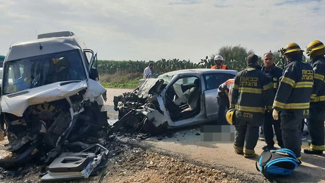 תאונת דרכים חזיתית בין רכב מסחרי לפרטי בכביש 232 מצומת חלץ לצומת גבעתי (צילום: דוברות כבאות והצלה מחוז דרום)