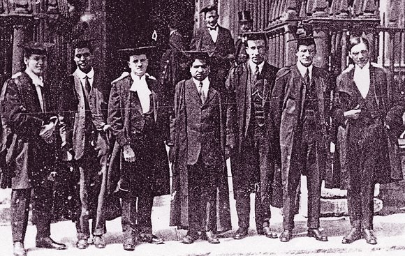 התקשה להסתגל. רמנוג'אן (במרכז) עם עמיתיו בקיימברידג' (הרדי ראשון מימין) (צילום: מתוך ויקיפדיה)