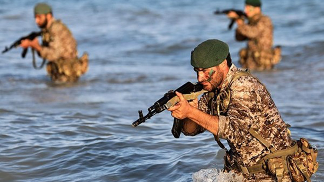 איראן תרגיל צבאי מפרץ פרסי מיצר הורמוז ()