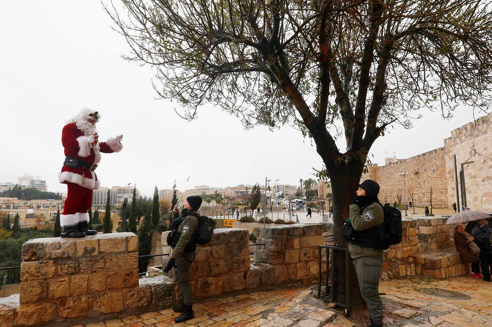 Санта-Клаус и боец МАГАВa: неожиданная стреча. Фото: AFP