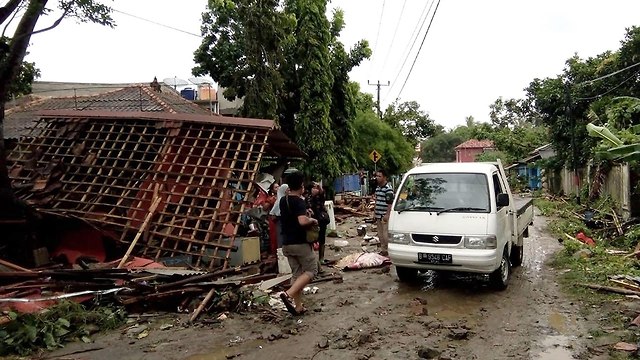 נזקי הצונאמי באינדונזיה (צילום: AFP)