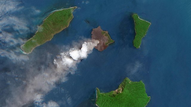 הר הגעש קרקטאו באינדונזיה (צילום: EPA / ESA / NASA)