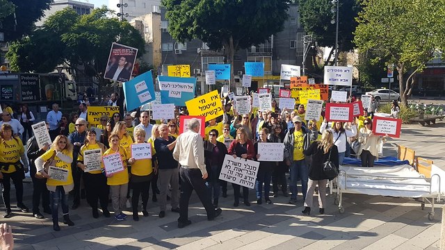 הפגנה של מנהלי בתי אבות עובדים ומשפחות של מטופלים נגד משרד הבריאות ברחבת הסינמטק בתל אביב ()