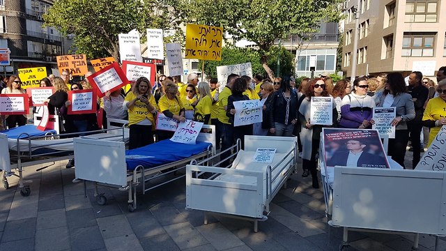 הפגנה של מנהלי בתי אבות עובדים ומשפחות של מטופלים נגד משרד הבריאות ברחבת הסינמטק בתל אביב ()