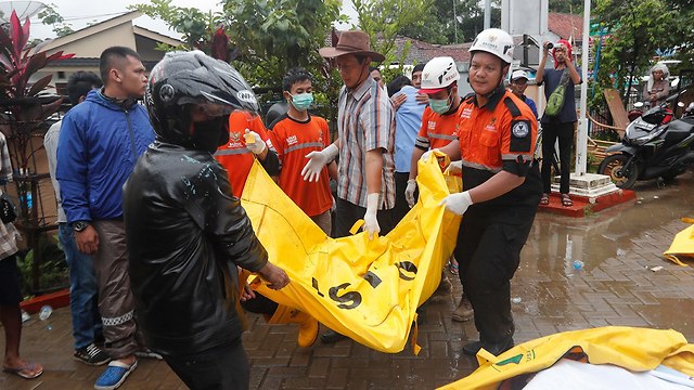 נזקי הצונאמי באינדונזיה (צילום: EPA)