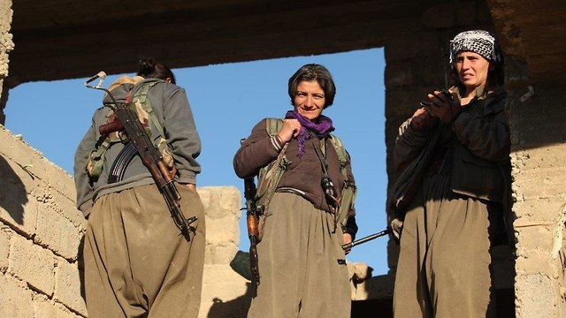 Female Kurdish fighters battling IS (Photo: Tsur Shezaf)