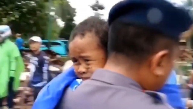 חילוץ ילד ב אינדונזיה אחרי ה צונאמי ()