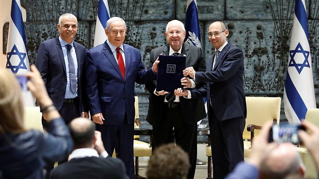 נשיא המדינה ראובן רילבין וראש הממשלה בנימין נתניהו בטקס מינוי נגיד בנק ישראל אמיר ירון (צילום: רויטרס)