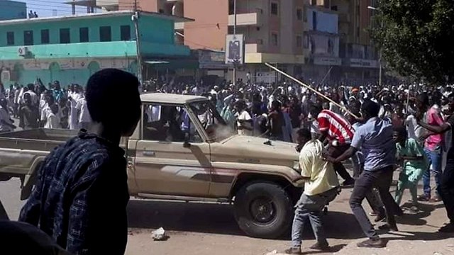 סודן הפגנות מחאה נגד נשיא סודן עומר אל בשיר עומר אל באשיר (צילום: AFP)
