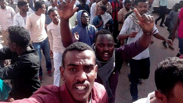 סודן הפגנות מחאה נגד נשיא סודן עומר אל בשיר עומר אל באשיר (צילום: AFP)