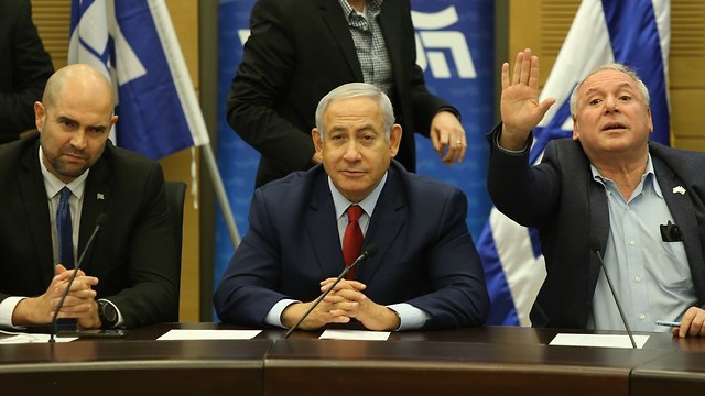 Prime Minister Benjamin Netanyahu (M) at a faction meeting of his Likud party  (Photo: Amit Shabi)