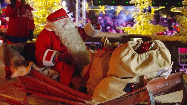 חג המולד סנטה קלאוס מנופף מהמזחלת שלו לפני שהוא יוצא למסע חג המולד מלפלנד  (צילום: AFP)