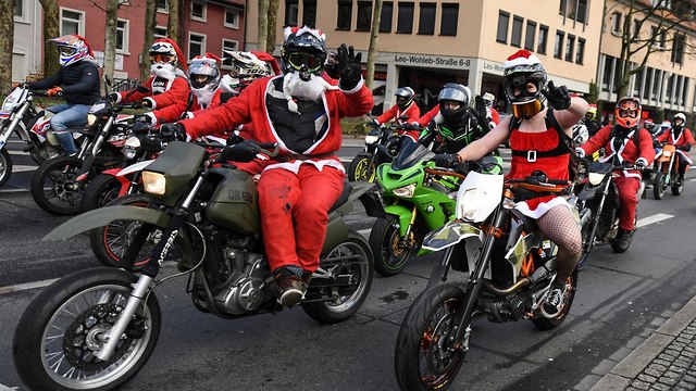  חג המולד אופנוענים בתלבושות סנטה קלאוס בפריי בורג, גרמניה (צילום: AP)