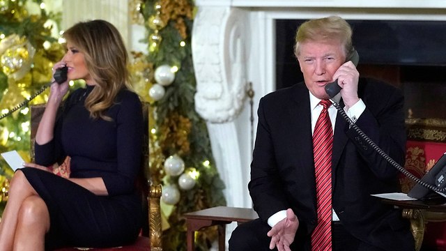 דונלד ו מלניה טראמפ משוחחים עם ילדים חג המולד הבית הלבן ארה