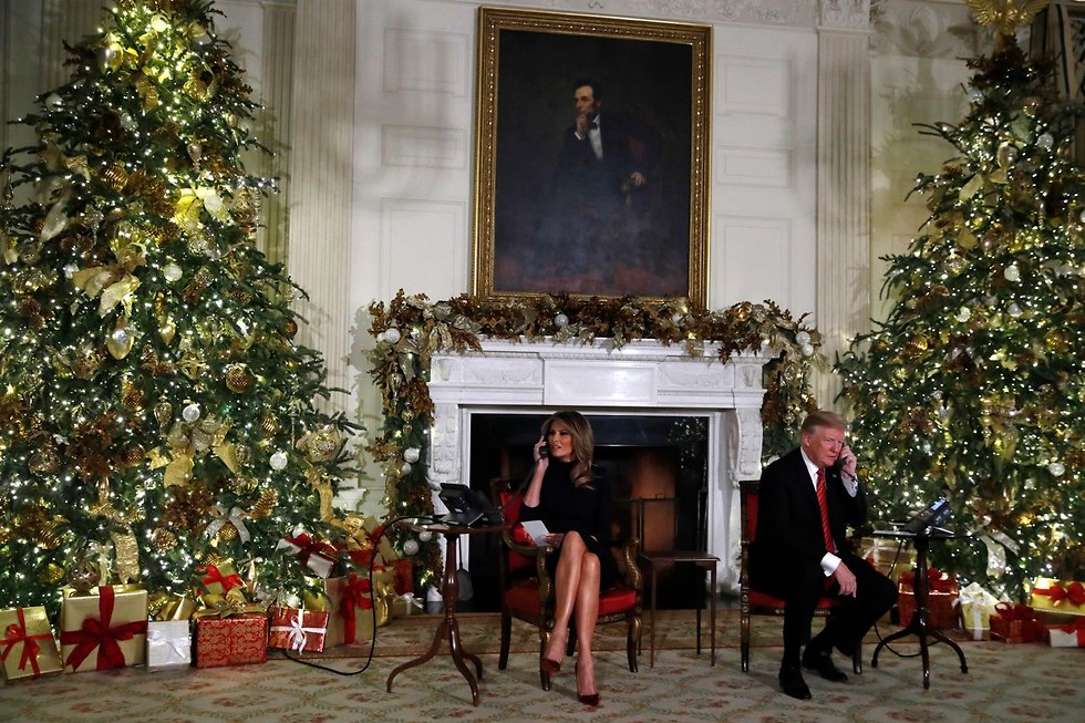 דונלד ו מלניה טראמפ משוחחים עם ילדים חג המולד הבית הלבן ארה