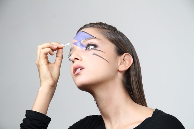 "אני רק אמרח לי פה קצת סגול" (צילום: אסף לב) "אני רק אמרח לי פה קצת סגול" (צילום: אסף לב)