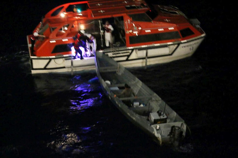 ספינת תענוגות חילצה שני דייגים שנתקעו בלב ים קוסטה ריקה ג'מייקה (צילום: רויטרס)