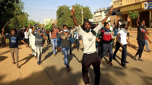 סודן עימותים הפגנות מחאה נגד הרודן עומר אל באשיר עומר אל בשיר (צילום: רויטרס)