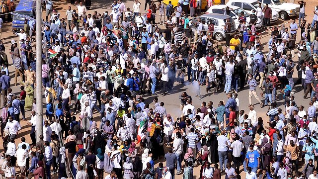 סודן עימותים הפגנות מחאה נגד הרודן עומר אל באשיר עומר אל בשיר (צילום: רויטרס)