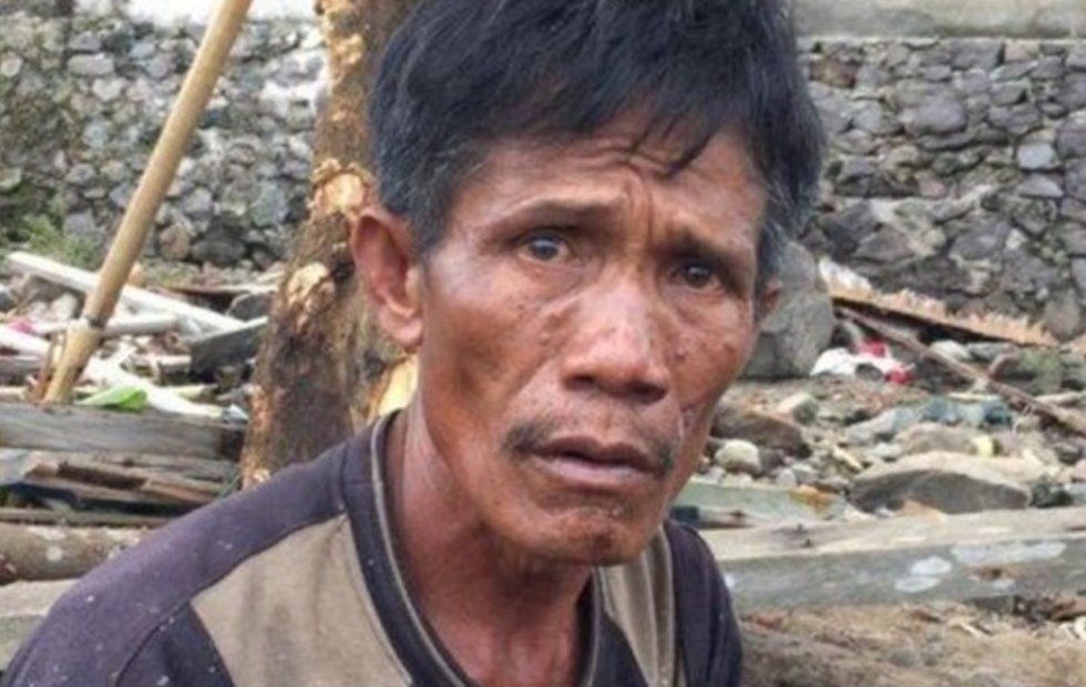 גבר ב אינדונזיה איבד את בנו התינוק ו אימו כשהציל את אשתו ב צונאמי (צילום:  AFP)