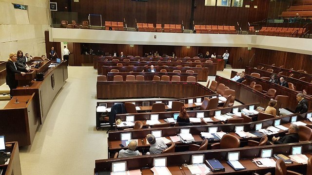 The Knesset assembly voting for dispersal. (Photo: Alex Kolomoisky)